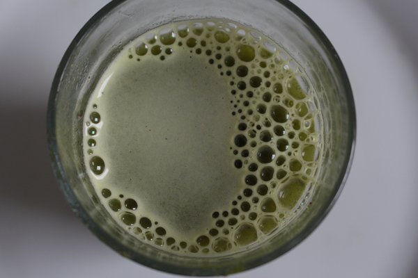 Pr&eacute;paration du th&eacute; Matcha, Camellia sinensis th&eacute; vert, poudre de th&eacute; Matcha infus&eacute;e, finalement &eacute;cum&eacute;e avec le mixeur.