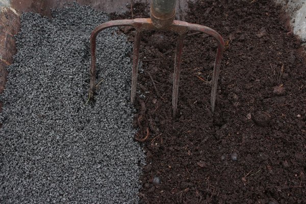Planter des lis blancs, gravier fin et compost m&ucirc;r, pr&eacute;parer le sol, drainage, am&eacute;lioration du sol, Lubera
